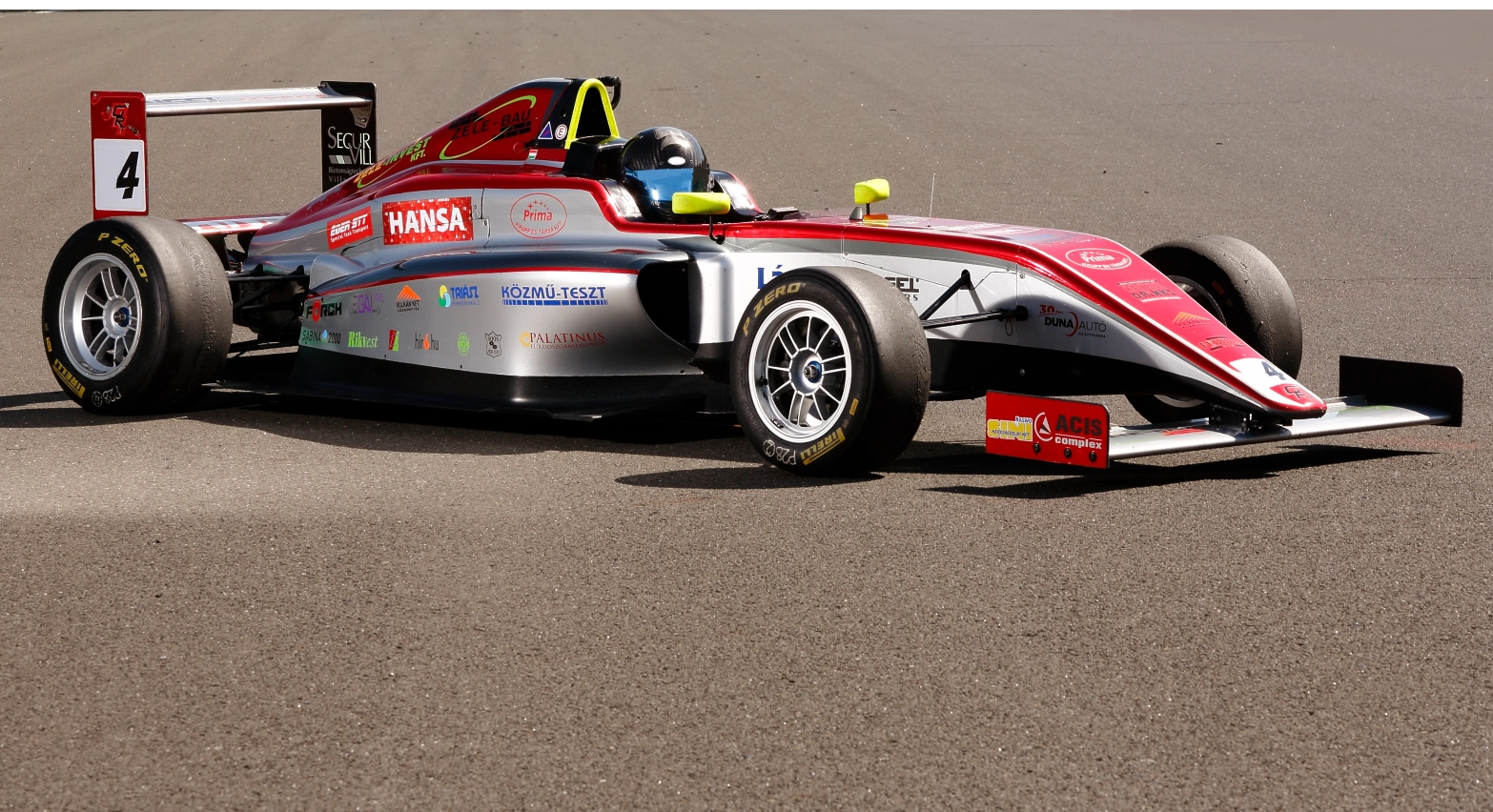 Tatuus Formula4 F4 T014 típusú versenyautó áll a szürke aszfalton